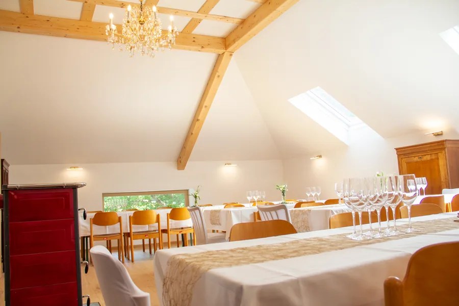 Festsaal unter dem Dach mit gedeckten Tafeln