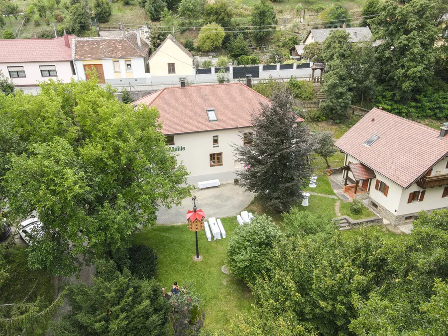 Luftbild der Taschekmühle und der Häuser im grünen Faludital
